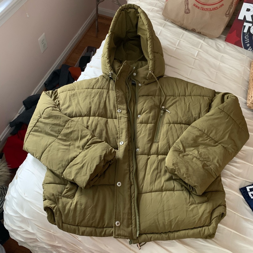 UO Cropped Puff Jacket